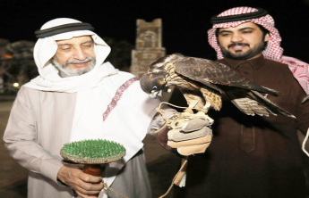 هواة رياضة الصيد بالصقور بوادي الدواسر يستعرضون هواياتهم أمام أعضاء الجمعية الجغرافية السعودية